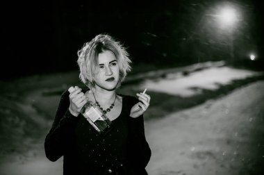 bir sigara ile bir kız portresi. 