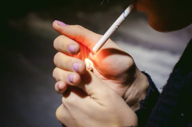 bir sigara ile bir kız portresi