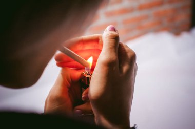 bir sigara ile bir kız portresi. 