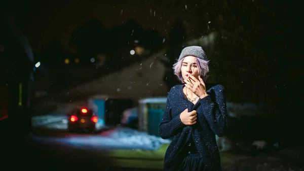 Retrato de uma menina com um cigarro . — Fotografia de Stock