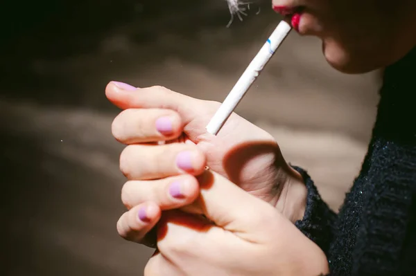 Retrato de uma menina com um cigarro . — Fotografia de Stock