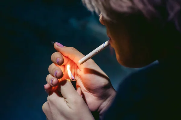 Bir sigara ile bir kız portresi — Stok fotoğraf