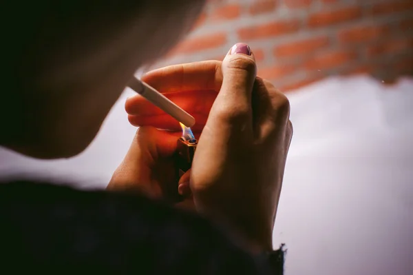 Portrait of a girl with a cigarette — Stock Photo, Image