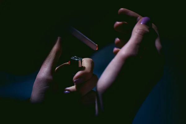 Retrato de una chica con un cigarrillo — Foto de Stock