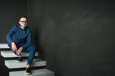 bir genç adam hipster Studio portresi