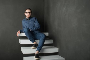 bir genç adam hipster Studio portresi