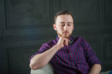 karanlık duvar arka plan mavi tişört ve kot üzerinde genç hippi erkek portresi stüdyo. 