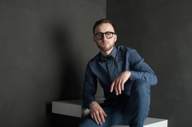 bir genç adam hipster Studio portresi