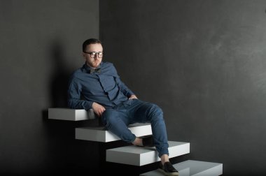 Stüdyo bir hipster adam portresi