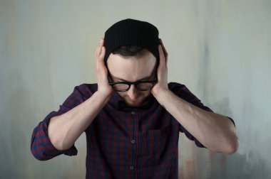 bir genç adam hipster Studio portresi