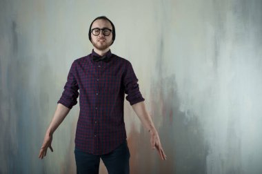 bir genç adam hipster Studio portresi