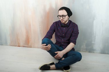 bir genç adam hipster Studio portresi