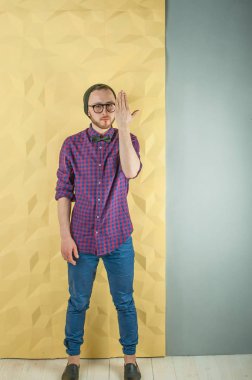 bir genç adam hipster Studio portresi