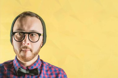 bir genç adam hipster Studio portresi