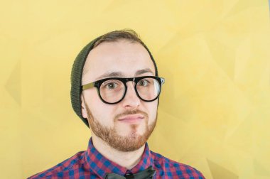 bir genç adam hipster Studio portresi