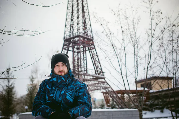 Hombre Cerca Torre Eiffel Siberia Caminar Aire Libre Invierno Sienta — Foto de Stock