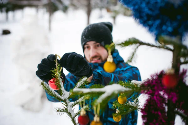 Männer Gehen Einem Winterpark Spazieren Typ Mit Guter Laune Und — Stockfoto