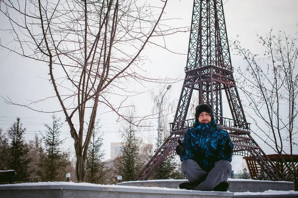 Muž Eiffelovu Věž Sibiři Pěší Venku Zimě Sedí Pozadí — Stock fotografie
