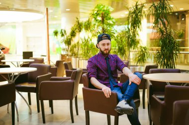 bir sakallı bir ekose gömlek ve kravat ve kap