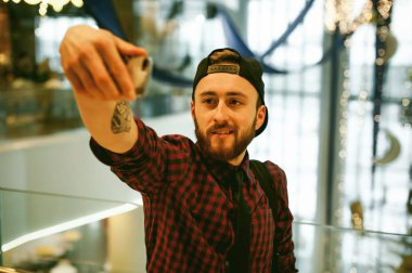 bir sakallı bir ekose gömlek ve kravat ve kap