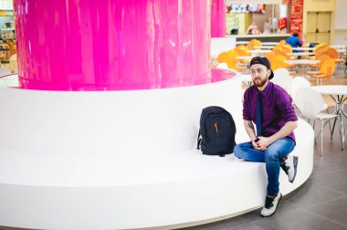 bir sakallı bir ekose gömlek ve kravat ve kap