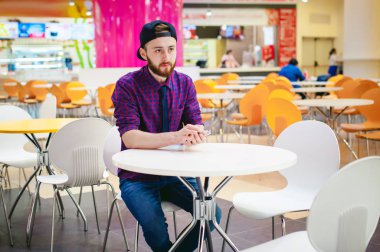 bir sakallı bir ekose gömlek ve kravat ve kap