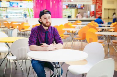 bir sakallı bir ekose gömlek ve kravat ve kap