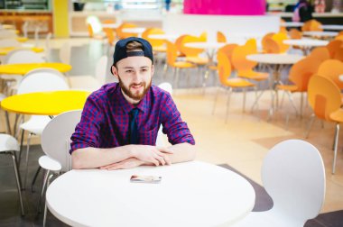 bir sakallı bir ekose gömlek ve kravat ve kap