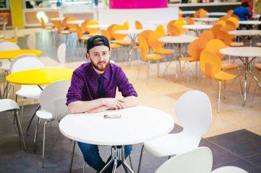 bir sakallı bir ekose gömlek ve kravat ve kap