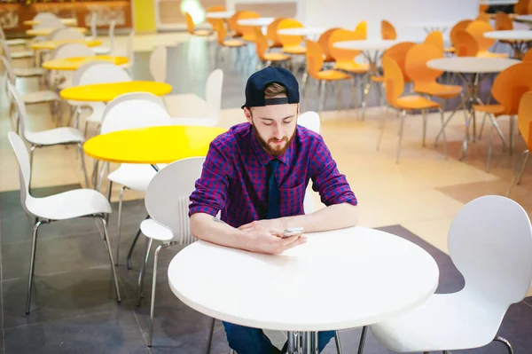 bir sakallı bir ekose gömlek ve kravat ve kap