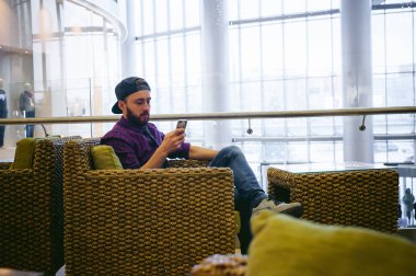 bir sakallı bir ekose gömlek ve kravat ve kap