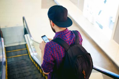 bir sakallı bir ekose gömlek ve kravat ve kap