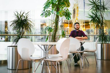 bir sakallı bir ekose gömlek ve kravat ve kap