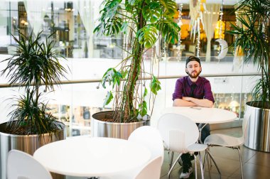 bir sakallı bir ekose gömlek ve kravat ve kap