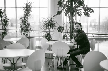 bir sakallı bir ekose gömlek ve kravat ve kap