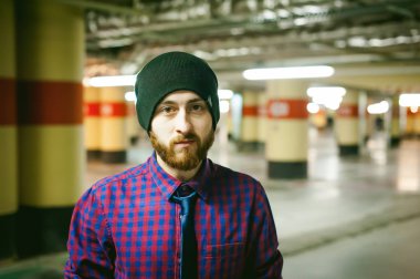 bir sakallı bir ekose gömlek ve kravat ve kap