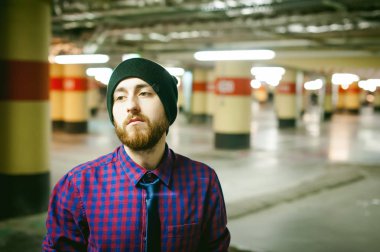 bir sakallı bir ekose gömlek ve kravat ve kap