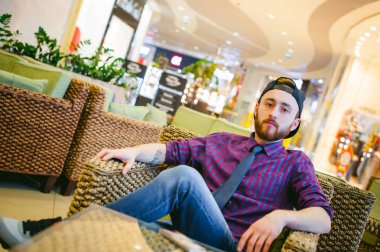 bir sakallı bir ekose gömlek ve kravat ve kap