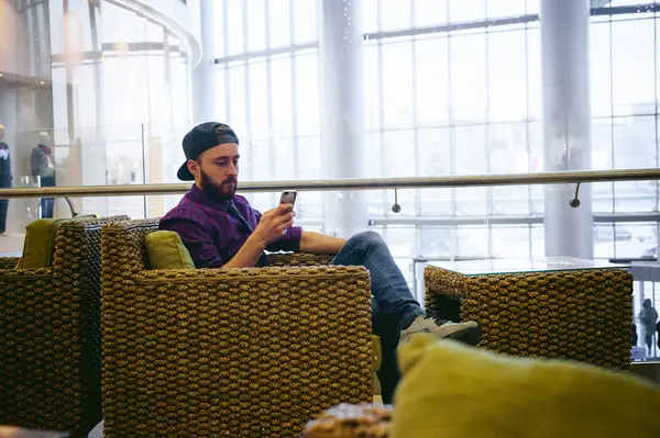 bir sakallı bir ekose gömlek ve kravat ve kap