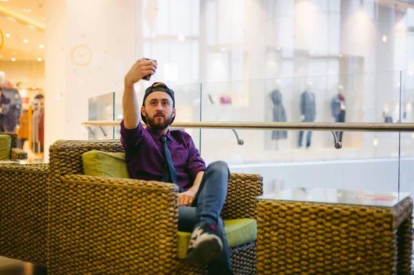 bir sakallı bir ekose gömlek ve kravat ve kap