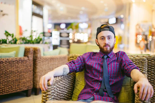 bir sakallı bir ekose gömlek ve kravat ve kap