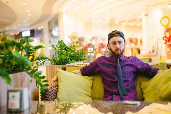 bir sakallı bir ekose gömlek ve kravat ve kap