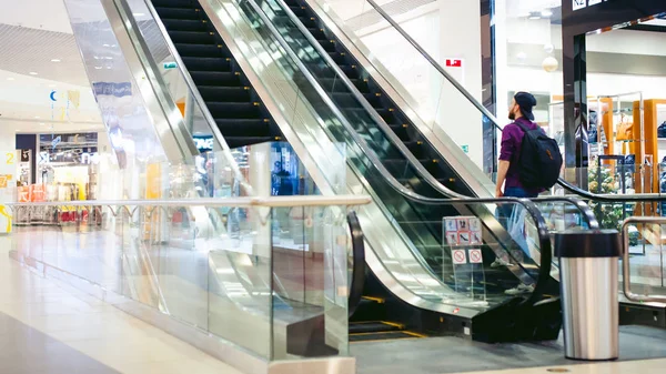 bir sakallı bir ekose gömlek ve kravat ve kap