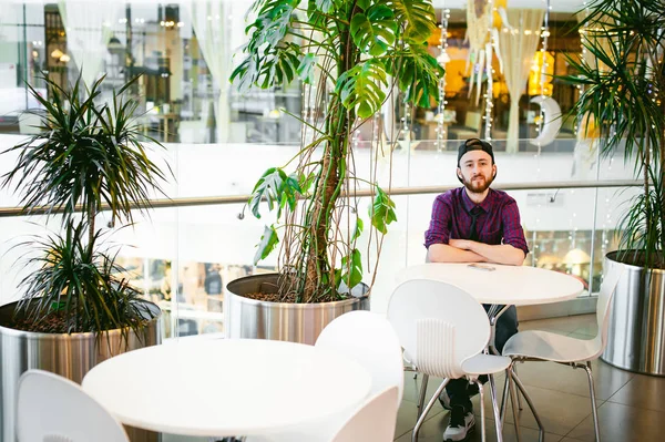 bir sakallı bir ekose gömlek ve kravat ve kap