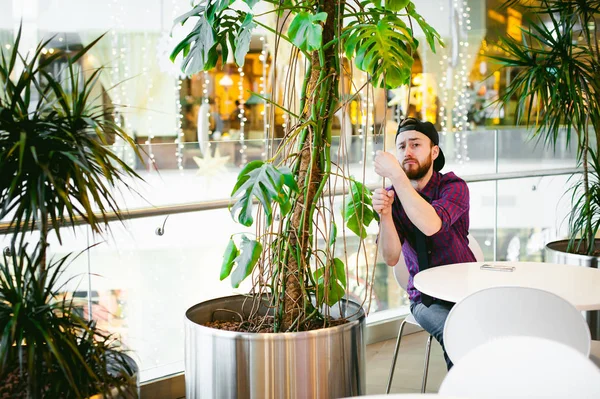 bir sakallı bir ekose gömlek ve kravat ve kap