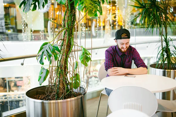 bir sakallı bir ekose gömlek ve kravat ve kap