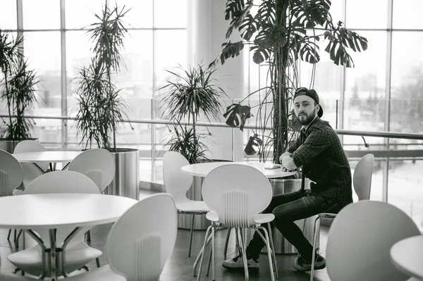 bir sakallı bir ekose gömlek ve kravat ve kap