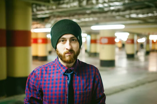 bir sakallı bir ekose gömlek ve kravat ve kap