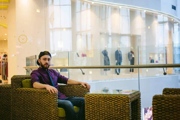 bir sakallı bir ekose gömlek ve kravat ve kap