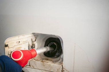 yakıt ikmal meme bir benzin istasyonunda tank arabada eklenir